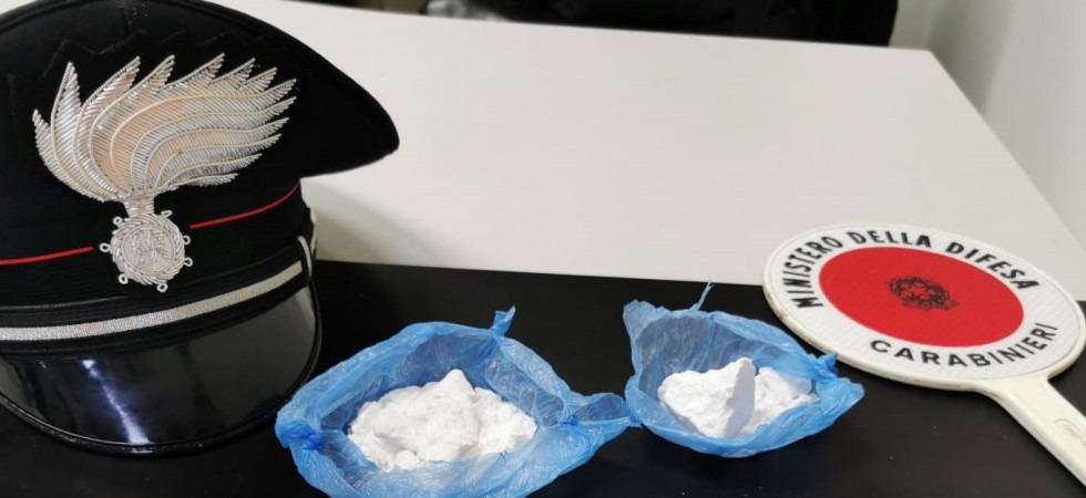 Spaccio a Trento, tre giovani cercano di scappare gettando 51 grammi di cocaina purissima nei cespugli